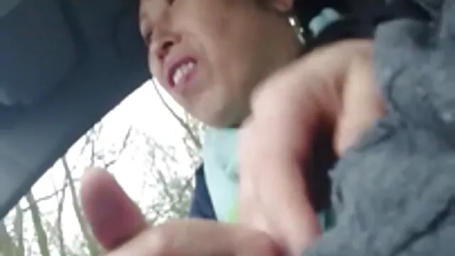 Freaky guy วีดีโอ หนัง โป rubs ugly pussy of his dumpy titless bitch with เครื่องสั่น