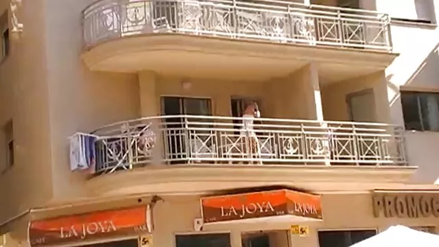 ทารกผมยาวสุดเซ็กซี่ในถุงน่อง fucks กับ ดู วีดีโอ โป BF ของเธอบนโซฟา