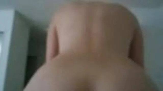 Bettina สีน้ำตาลที่ดูชั่วร้ายให้ blowjob และกลืน วีดีโอ เย ด cum